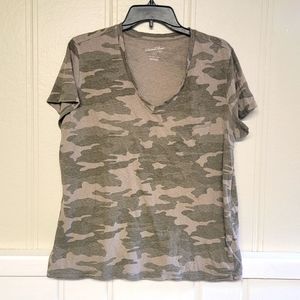 Universal Threads Camo‎ V-neck